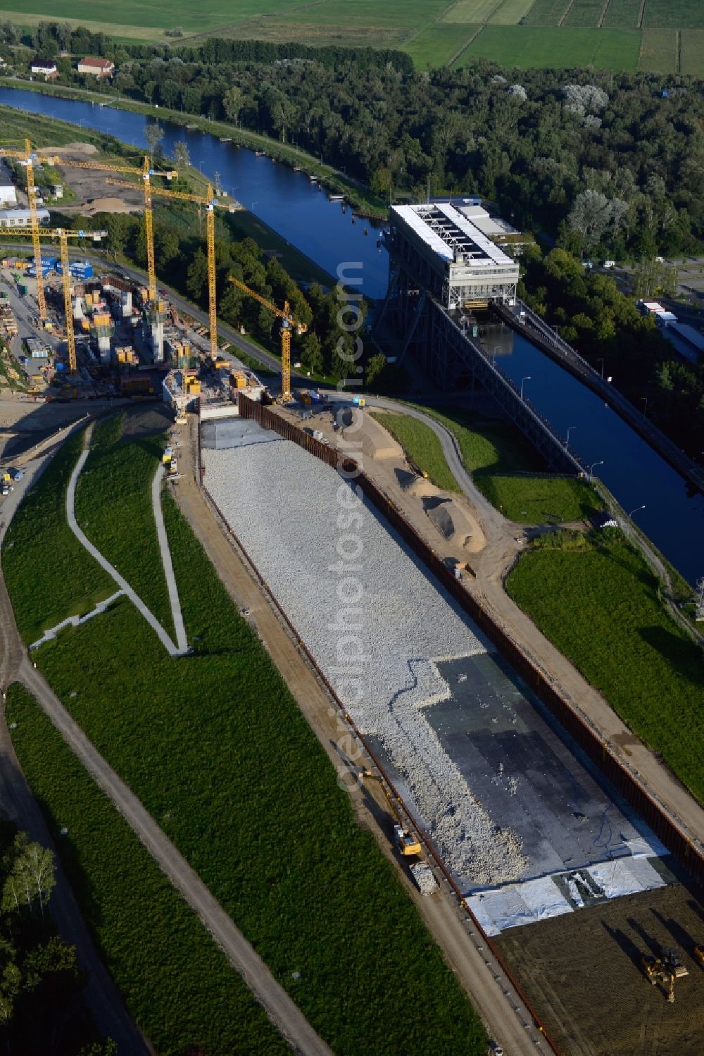 Niederfinow from the bird's eye view: Blick auf die Baustelle vom Neubau des Schiffshebewerk Niederfinow Nord durch die DSD Brückenbau GmbH, die Johann Bunte Bauunternehmung GmbH & Co. KG , Bilfinger Berger Ingenieurbau GmbH und die Siemag GmbH. The new building of the boat lift Niederfinow.