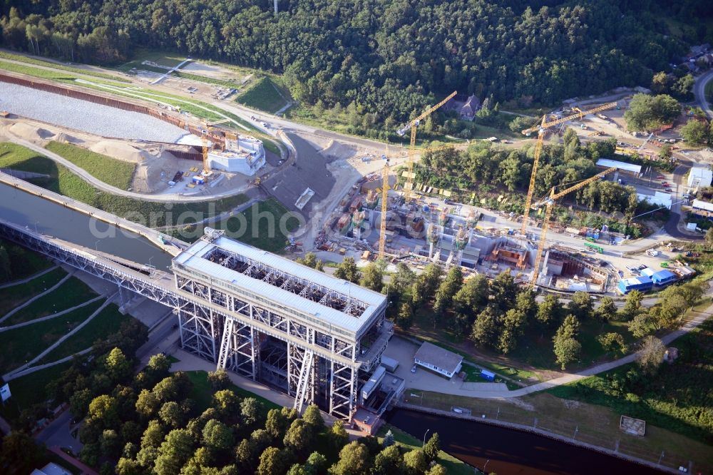 Niederfinow from the bird's eye view: Blick auf die Baustelle vom Neubau des Schiffshebewerk Niederfinow Nord durch die DSD Brückenbau GmbH, die Johann Bunte Bauunternehmung GmbH & Co. KG , Bilfinger Berger Ingenieurbau GmbH und die Siemag GmbH. The new building of the boat lift Niederfinow.