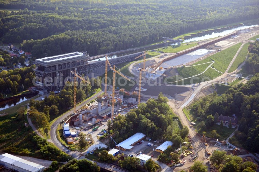 Aerial photograph Niederfinow - Blick auf die Baustelle vom Neubau des Schiffshebewerk Niederfinow Nord durch die DSD Brückenbau GmbH, die Johann Bunte Bauunternehmung GmbH & Co. KG , Bilfinger Berger Ingenieurbau GmbH und die Siemag GmbH. The new building of the boat lift Niederfinow.