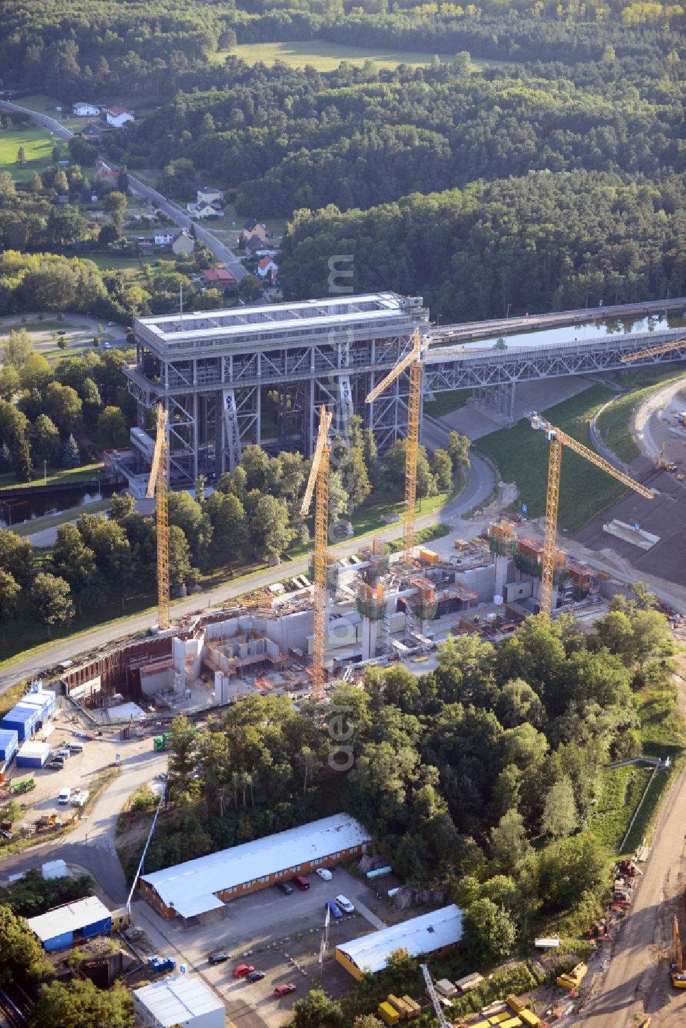 Niederfinow from above - Blick auf die Baustelle vom Neubau des Schiffshebewerk Niederfinow Nord durch die DSD Brückenbau GmbH, die Johann Bunte Bauunternehmung GmbH & Co. KG , Bilfinger Berger Ingenieurbau GmbH und die Siemag GmbH. The new building of the boat lift Niederfinow.