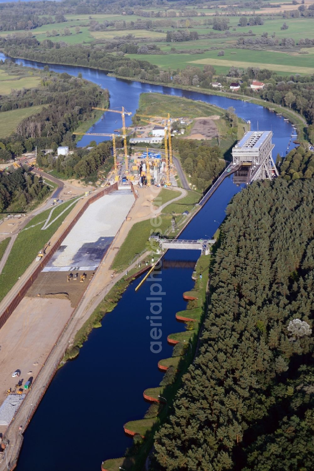 Niederfinow from the bird's eye view: Blick auf die Baustelle vom Neubau des Schiffshebewerk Niederfinow Nord durch die DSD Brückenbau GmbH, die Johann Bunte Bauunternehmung GmbH & Co. KG , Bilfinger Berger Ingenieurbau GmbH und die Siemag GmbH. The new building of the boat lift Niederfinow.