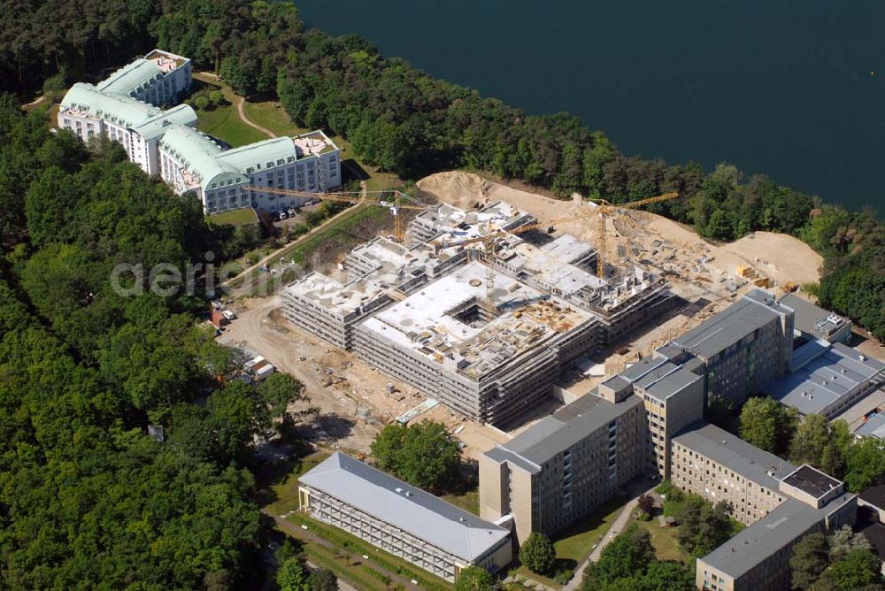 Aerial photograph Rüdersdorf - Blick auf die Baustelle des Krankenhaus Neubaus des Evangelisch-Freikirchlichen Krankenhaus Rüdersdorf. Rechts daneben steht das alte Bettenhaus mit sämtlichen Nebengebäuden aus den 60er-Jahren, welches nach dem Umzug in das neue Gebäude abgerissen wird. Auf dem Gelände wird dann der Park des Krankenhauses entstehen, u. a. mit einem Kinderspielplatz und Medizinalkräutergarten. Das Krankenhausgelände liegt direkt neben dem Areal der Klinik am See, Rehabilitationszentrum für Innere Medizin, hier im Hintergrund. Das neue drei- und viergeschossige Krankenhaus hat eine Kapazität für 287 Betten in 135 Patientenzimmern. Kontakt: Krankenhaus und Poliklinik Rüdersdorf GmbH, Seebad 82/83, 15562 Rüdersdorf, Tel. +49(0)33638 83 0, Fax +49(0)33638 83 228, E-Mail: info @krankenhaus-ruedersdorf.de; Kontakt: Immanuel Diakonie GmbH (Holding), Am Kleinen Wannsee 5, 14109 Berlin, Tel. +490)30 80505 272, Fax +490)30 80505 266, E-Mail: mail@immanuel.de