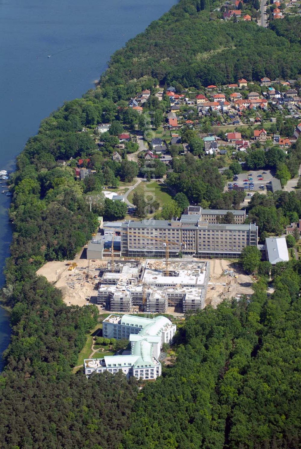 Rüdersdorf from above - Blick über die Klinik am See, Rehabilitationszentrum für Innere Medizin, auf die Baustelle des Krankenhaus Neubaus des Evangelisch-Freikirchlichen Krankenhaus Rüdersdorf. Im Hintergrund das alte Bettenhaus mit sämtlichen Nebengebäuden aus den 60er-Jahren, welches nach dem Umzug in das neue Gebäude abgerissen wird. Auf dem Gelände wird dann der Park des Krankenhauses entstehen, u. a. mit einem Kinderspielplatz und Medizinalkräutergarten. Das neue drei- und viergeschossige Krankenhaus hat eine Kapazität für 287 Betten in 135 Patientenzimmern. Kontakt: Krankenhaus und Poliklinik Rüdersdorf GmbH, Seebad 82/83, 15562 Rüdersdorf, Tel. +49(0)33638 83 0, Fax +49(0)33638 83 228, E-Mail: info @krankenhaus-ruedersdorf.de; Kontakt: Immanuel Diakonie GmbH (Holding), Am Kleinen Wannsee 5, 14109 Berlin, Tel. +490)30 80505 272, Fax +490)30 80505 266, E-Mail: mail@immanuel.de