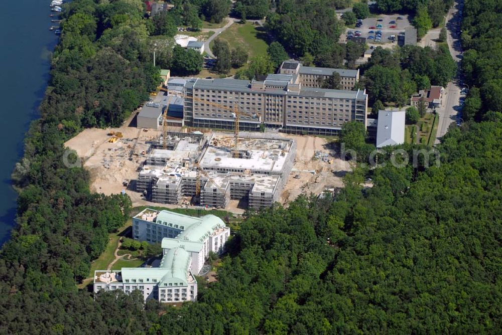 Rüdersdorf from the bird's eye view: Blick über die Klinik am See, Rehabilitationszentrum für Innere Medizin, auf die Baustelle des Krankenhaus Neubaus des Evangelisch-Freikirchlichen Krankenhaus Rüdersdorf. Im Hintergrund das alte Bettenhaus mit sämtlichen Nebengebäuden aus den 60er-Jahren, welches nach dem Umzug in das neue Gebäude abgerissen wird. Auf dem Gelände wird dann der Park des Krankenhauses entstehen, u. a. mit einem Kinderspielplatz und Medizinalkräutergarten. Das neue drei- und viergeschossige Krankenhaus hat eine Kapazität für 287 Betten in 135 Patientenzimmern. Kontakt: Krankenhaus und Poliklinik Rüdersdorf GmbH, Seebad 82/83, 15562 Rüdersdorf, Tel. +49(0)33638 83 0, Fax +49(0)33638 83 228, E-Mail: info @krankenhaus-ruedersdorf.de; Kontakt: Immanuel Diakonie GmbH (Holding), Am Kleinen Wannsee 5, 14109 Berlin, Tel. +490)30 80505 272, Fax +490)30 80505 266, E-Mail: mail@immanuel.de