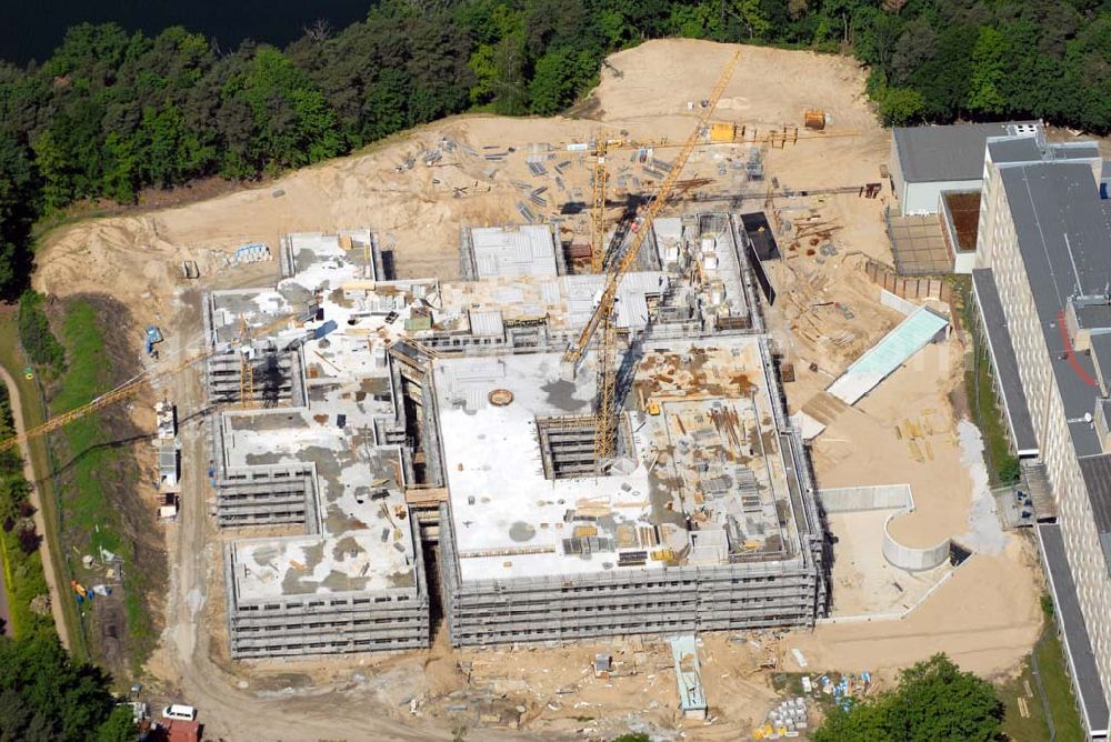 Rüdersdorf from above - Blick auf die Baustelle des Krankenhaus Neubaus des Evangelisch-Freikirchlichen Krankenhaus Rüdersdorf. Es soll das alte Bettenhaus mit sämtlichen Nebengebäuden aus den 60er-Jahren, welches nach dem Umzug in das neue Gebäude abgerissen wird, ersetzen. Auf dem Gelände wird dann der Park des Krankenhauses entstehen, u. a. mit einem Kinderspielplatz und Medizinalkräutergarten. Das neue drei- und viergeschossige Krankenhaus hat eine Kapazität für 287 Betten in 135 Patientenzimmern. Kontakt: Krankenhaus und Poliklinik Rüdersdorf GmbH, Seebad 82/83, 15562 Rüdersdorf, Tel. +49(0)33638 83 0, Fax +49(0)33638 83 228, E-Mail: info @krankenhaus-ruedersdorf.de; Kontakt: Immanuel Diakonie GmbH (Holding), Am Kleinen Wannsee 5, 14109 Berlin, Tel. +490)30 80505 272, Fax +490)30 80505 266, E-Mail: mail@immanuel.de