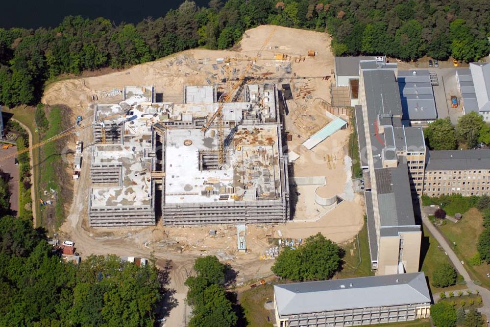 Rüdersdorf from the bird's eye view: Blick auf die Baustelle des Krankenhaus Neubaus des Evangelisch-Freikirchlichen Krankenhaus Rüdersdorf. Rechts neben der Baustelle steht das alte Bettenhaus mit sämtlichen Nebengebäuden aus den 60er-Jahren, welches nach dem Umzug in das neue Gebäude abgerissen wird. Auf dem Gelände wird dann der Park des Krankenhauses entstehen, u. a. mit einem Kinderspielplatz und Medizinalkräutergarten. Das neue drei- und viergeschossige Krankenhaus hat eine Kapazität für 287 Betten in 135 Patientenzimmern. Kontakt: Krankenhaus und Poliklinik Rüdersdorf GmbH, Seebad 82/83, 15562 Rüdersdorf, Tel. +49(0)33638 83 0, Fax +49(0)33638 83 228, E-Mail: info @krankenhaus-ruedersdorf.de; Kontakt: Immanuel Diakonie GmbH (Holding), Am Kleinen Wannsee 5, 14109 Berlin, Tel. +490)30 80505 272, Fax +490)30 80505 266, E-Mail: mail@immanuel.de