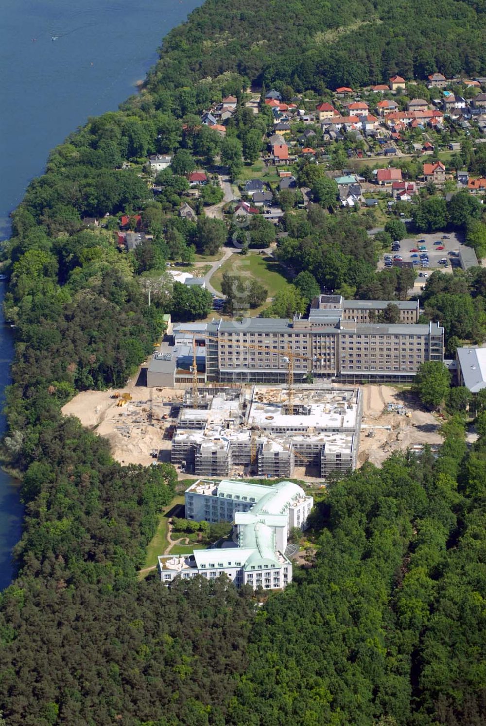 Aerial photograph Rüdersdorf - Blick über die Klinik am See, Rehabilitationszentrum für Innere Medizin, auf die Baustelle des Krankenhaus Neubaus des Evangelisch-Freikirchlichen Krankenhaus Rüdersdorf. Im Hintergrund das alte Bettenhaus mit sämtlichen Nebengebäuden aus den 60er-Jahren, welches nach dem Umzug in das neue Gebäude abgerissen wird. Auf dem Gelände wird dann der Park des Krankenhauses entstehen, u. a. mit einem Kinderspielplatz und Medizinalkräutergarten. Das neue drei- und viergeschossige Krankenhaus hat eine Kapazität für 287 Betten in 135 Patientenzimmern. Kontakt: Krankenhaus und Poliklinik Rüdersdorf GmbH, Seebad 82/83, 15562 Rüdersdorf, Tel. +49(0)33638 83 0, Fax +49(0)33638 83 228, E-Mail: info @krankenhaus-ruedersdorf.de; Kontakt: Immanuel Diakonie GmbH (Holding), Am Kleinen Wannsee 5, 14109 Berlin, Tel. +490)30 80505 272, Fax +490)30 80505 266, E-Mail: mail@immanuel.de