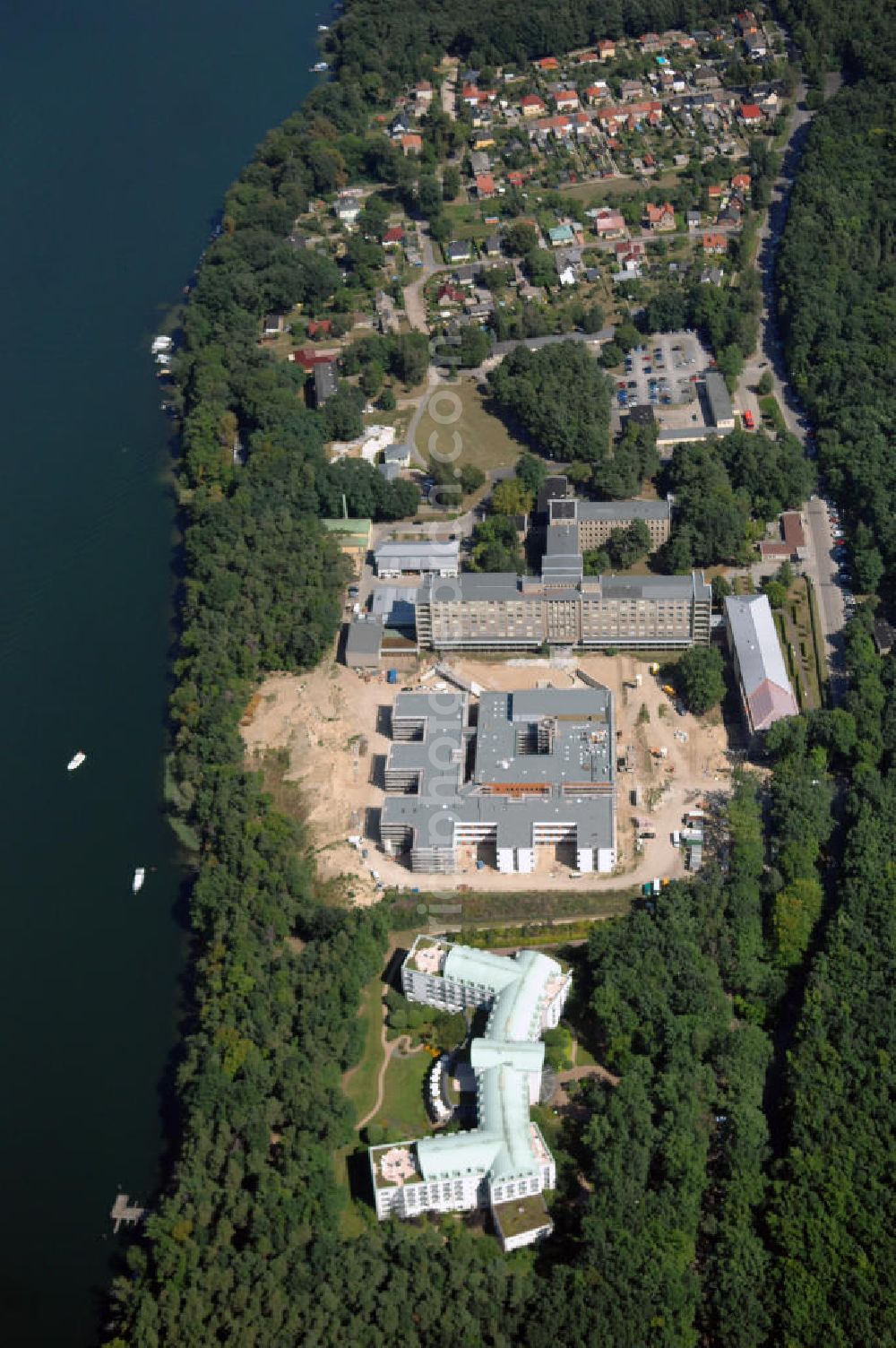 Rüdersdorf from above - Blick über die Klinik am See, Rehabilitationszentrum für Innere Medizin, auf die Baustelle des Krankenhaus Neubaus des Evangelisch-Freikirchlichen Krankenhaus Rüdersdorf. Im Hintergrund das alte Bettenhaus mit sämtlichen Nebengebäuden aus den 60er-Jahren, welches nach dem Umzug in das neue Gebäude abgerissen wird. Auf dem Gelände wird dann der Park des Krankenhauses entstehen, u. a. mit einem Kinderspielplatz und Medizinalkräutergarten. Das neue drei- und viergeschossige Krankenhaus hat eine Kapazität für 287 Betten in 135 Patientenzimmern. Kontakt: Krankenhaus und Poliklinik Rüdersdorf GmbH, Seebad 82/83, 15562 Rüdersdorf, Tel. +49(0)33638 83 0, Fax +49(0)33638 83 228, E-Mail: info @krankenhaus-ruedersdorf.de; Kontakt: Immanuel Diakonie GmbH (Holding), Am Kleinen Wannsee 5, 14109 Berlin, Tel. +490)30 80505 272, Fax +490)30 80505 266, E-Mail: mail@immanuel.de