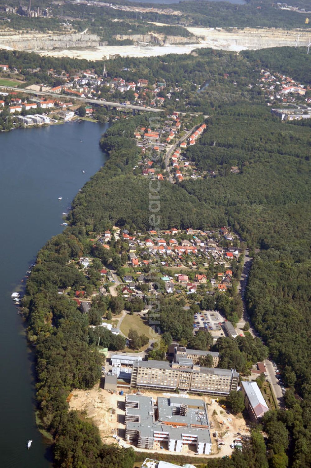 Rüdersdorf from above - Blick auf die Baustelle des Krankenhaus Neubaus des Evangelisch-Freikirchlichen Krankenhaus Rüdersdorf. Dahinter befindet sich das alte Bettenhaus mit sämtlichen Nebengebäuden aus den 60er-Jahren, welches nach dem Umzug in das neue Gebäude abgerissen wird. Auf dem Gelände wird dann der Park des Krankenhauses entstehen, u. a. mit einem Kinderspielplatz und Medizinalkräutergarten. Das neue drei- und viergeschossige Krankenhaus hat eine Kapazität für 287 Betten in 135 Patientenzimmern. Im Hintergrund die Rüdersdorfer Kalksteinbrüche. Kontakt: Krankenhaus und Poliklinik Rüdersdorf GmbH, Seebad 82/83, 15562 Rüdersdorf, Tel. +49(0)33638 83 0, Fax +49(0)33638 83 228, E-Mail: info @krankenhaus-ruedersdorf.de; Kontakt: Immanuel Diakonie GmbH (Holding), Am Kleinen Wannsee 5, 14109 Berlin, Tel. +490)30 80505 272, Fax +490)30 80505 266, E-Mail: mail@immanuel.de