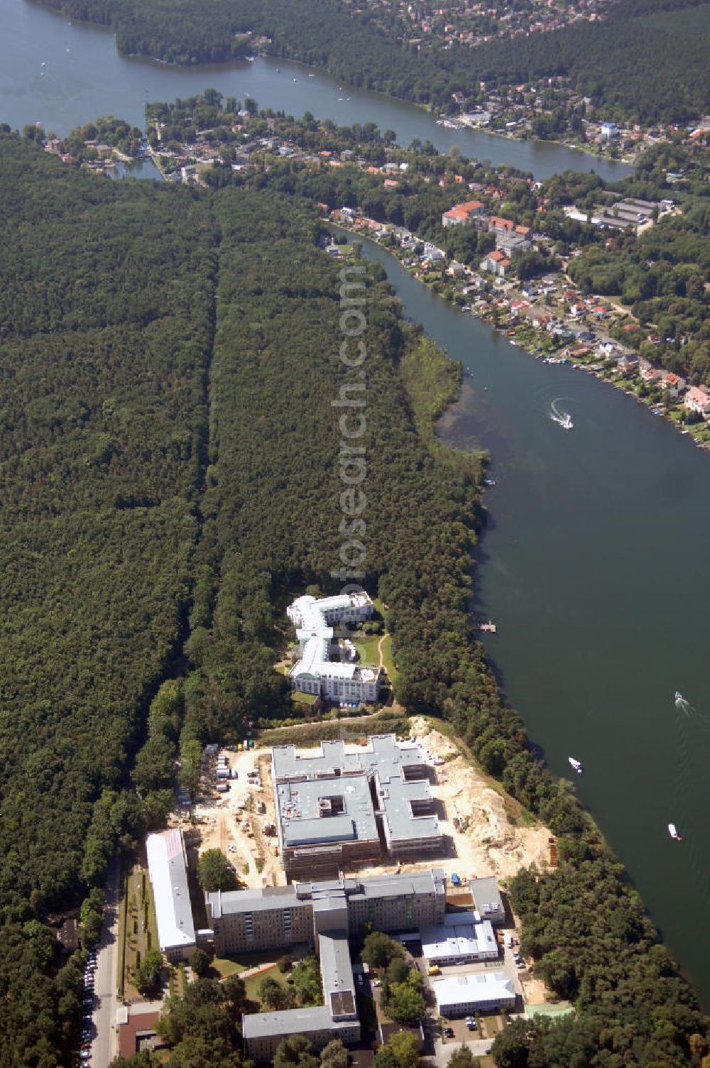 Rüdersdorf from the bird's eye view: Blick auf die Baustelle des Krankenhaus Neubaus des Evangelisch-Freikirchlichen Krankenhaus Rüdersdorf. Das Krankenhausgelände liegt direkt neben dem Areal der Klinik am See, Rehabilitationszentrum für Innere Medizin, hier im hinter der Baustelle. Im Vordergrund das alte Bettenhaus mit sämtlichen Nebengebäuden aus den 60er-Jahren, welches nach dem Umzug in das neue Gebäude abgerissen wird. Auf dem Gelände wird dann der Park des Krankenhauses entstehen, u. a. mit einem Kinderspielplatz und Medizinalkräutergarten. Das neue drei- und viergeschossige Krankenhaus hat eine Kapazität für 287 Betten in 135 Patientenzimmern. Kontakt: Krankenhaus und Poliklinik Rüdersdorf GmbH, Seebad 82/83, 15562 Rüdersdorf, Tel. +49(0)33638 83 0, Fax +49(0)33638 83 228, E-Mail: info @krankenhaus-ruedersdorf.de; Kontakt: Immanuel Diakonie GmbH (Holding), Am Kleinen Wannsee 5, 14109 Berlin, Tel. +490)30 80505 272, Fax +490)30 80505 266, E-Mail: mail@immanuel.de