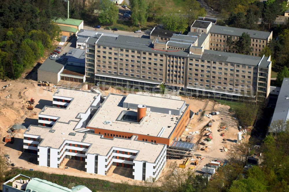 Rüdersdorf from the bird's eye view: Blick auf die Baustelle des Krankenhaus Neubaus des Evangelisch-Freikirchlichen Krankenhaus Rüdersdorf. Im Hintergrund das alte Bettenhaus mit sämtlichen Nebengebäuden aus den 60er-Jahren, welches nach dem Umzug in das neue Gebäude abgerissen wird. Auf dem Gelände wird dann der Park des Krankenhauses entstehen, u. a. mit einem Kinderspielplatz und Medizinalkräutergarten. Das neue drei- und viergeschossige Krankenhaus hat eine Kapazität für 287 Betten in 135 Patientenzimmern. Kontakt: Krankenhaus und Poliklinik Rüdersdorf GmbH, Seebad 82/83, 15562 Rüdersdorf, Tel. +49(0)33638 83 0, Fax +49(0)33638 83 228, E-Mail: info @krankenhaus-ruedersdorf.de; Kontakt: Immanuel Diakonie GmbH (Holding), Am Kleinen Wannsee 5, 14109 Berlin, Tel. +490)30 80505 272, Fax +490)30 80505 266, E-Mail: mail@immanuel.de