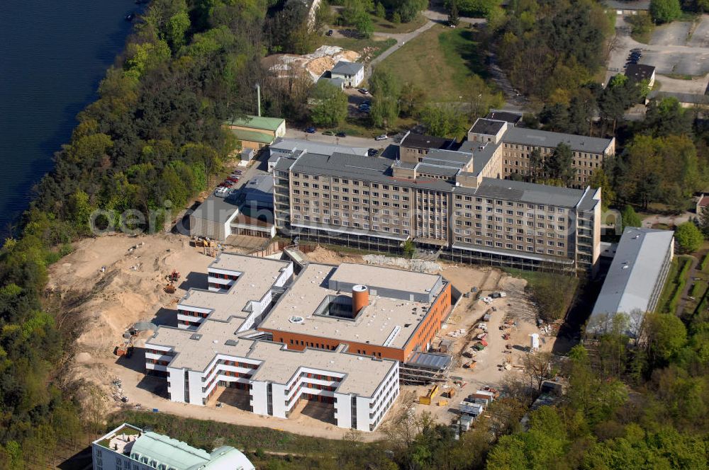 Aerial photograph Rüdersdorf - Blick auf die Baustelle des Krankenhaus Neubaus des Evangelisch-Freikirchlichen Krankenhaus Rüdersdorf. Im Hintergrund das alte Bettenhaus mit sämtlichen Nebengebäuden aus den 60er-Jahren, welches nach dem Umzug in das neue Gebäude abgerissen wird. Auf dem Gelände wird dann der Park des Krankenhauses entstehen, u. a. mit einem Kinderspielplatz und Medizinalkräutergarten. Das neue drei- und viergeschossige Krankenhaus hat eine Kapazität für 287 Betten in 135 Patientenzimmern. Kontakt: Krankenhaus und Poliklinik Rüdersdorf GmbH, Seebad 82/83, 15562 Rüdersdorf, Tel. +49(0)33638 83 0, Fax +49(0)33638 83 228, E-Mail: info @krankenhaus-ruedersdorf.de; Kontakt: Immanuel Diakonie GmbH (Holding), Am Kleinen Wannsee 5, 14109 Berlin, Tel. +490)30 80505 272, Fax +490)30 80505 266, E-Mail: mail@immanuel.de