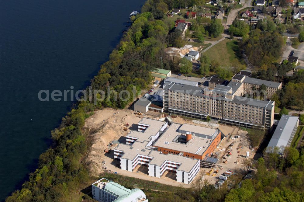 Rüdersdorf from above - Blick auf die Baustelle des Krankenhaus Neubaus des Evangelisch-Freikirchlichen Krankenhaus Rüdersdorf. Im Hintergrund das alte Bettenhaus mit sämtlichen Nebengebäuden aus den 60er-Jahren, welches nach dem Umzug in das neue Gebäude abgerissen wird. Auf dem Gelände wird dann der Park des Krankenhauses entstehen, u. a. mit einem Kinderspielplatz und Medizinalkräutergarten. Das neue drei- und viergeschossige Krankenhaus hat eine Kapazität für 287 Betten in 135 Patientenzimmern. Kontakt: Krankenhaus und Poliklinik Rüdersdorf GmbH, Seebad 82/83, 15562 Rüdersdorf, Tel. +49(0)33638 83 0, Fax +49(0)33638 83 228, E-Mail: info @krankenhaus-ruedersdorf.de; Kontakt: Immanuel Diakonie GmbH (Holding), Am Kleinen Wannsee 5, 14109 Berlin, Tel. +490)30 80505 272, Fax +490)30 80505 266, E-Mail: mail@immanuel.de