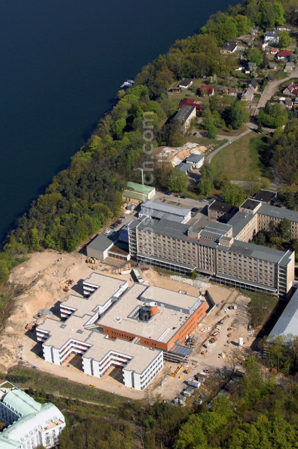 Rüdersdorf from the bird's eye view: Blick auf die Baustelle des Krankenhaus Neubaus des Evangelisch-Freikirchlichen Krankenhaus Rüdersdorf. Im Hintergrund das alte Bettenhaus mit sämtlichen Nebengebäuden aus den 60er-Jahren, welches nach dem Umzug in das neue Gebäude abgerissen wird. Auf dem Gelände wird dann der Park des Krankenhauses entstehen, u. a. mit einem Kinderspielplatz und Medizinalkräutergarten. Das neue drei- und viergeschossige Krankenhaus hat eine Kapazität für 287 Betten in 135 Patientenzimmern. Kontakt: Krankenhaus und Poliklinik Rüdersdorf GmbH, Seebad 82/83, 15562 Rüdersdorf, Tel. +49(0)33638 83 0, Fax +49(0)33638 83 228, E-Mail: info @krankenhaus-ruedersdorf.de; Kontakt: Immanuel Diakonie GmbH (Holding), Am Kleinen Wannsee 5, 14109 Berlin, Tel. +490)30 80505 272, Fax +490)30 80505 266, E-Mail: mail@immanuel.de