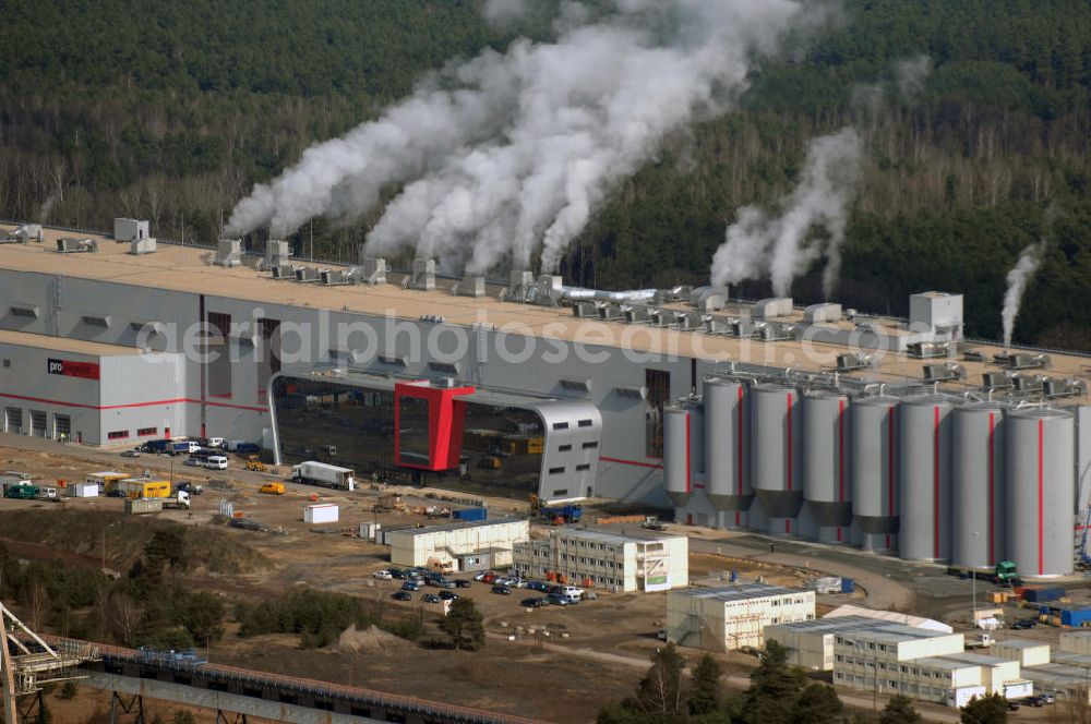 Aerial image Eisenhüttenstadt - Blick auf den Neubau der Fabrik für Wellpappenrohpapiere der Propapier PM2 GmbH der Progroup AG. Das bereits produzierende Werk wird in Eisenhüttenstadt eine Jahresproduktion von 650.000 Jahrestonnen Wellpappenrohpapier erreichen. Eisenhüttenstadt zählt damit zukünftig zu den größten Papierproduktionsstandorten in Europa. View of the new building of the factory for Wellpappeder Progroup AG. Eisenhüttenstadt future, making it one of the largest paper production sites in Europe.