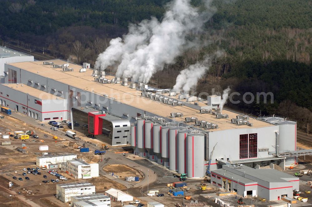 Eisenhüttenstadt from above - Blick auf den Neubau der Fabrik für Wellpappenrohpapiere der Propapier PM2 GmbH der Progroup AG. Das bereits produzierende Werk wird in Eisenhüttenstadt eine Jahresproduktion von 650.000 Jahrestonnen Wellpappenrohpapier erreichen. Eisenhüttenstadt zählt damit zukünftig zu den größten Papierproduktionsstandorten in Europa. View of the new building of the factory for Wellpappeder Progroup AG. Eisenhüttenstadt future, making it one of the largest paper production sites in Europe.