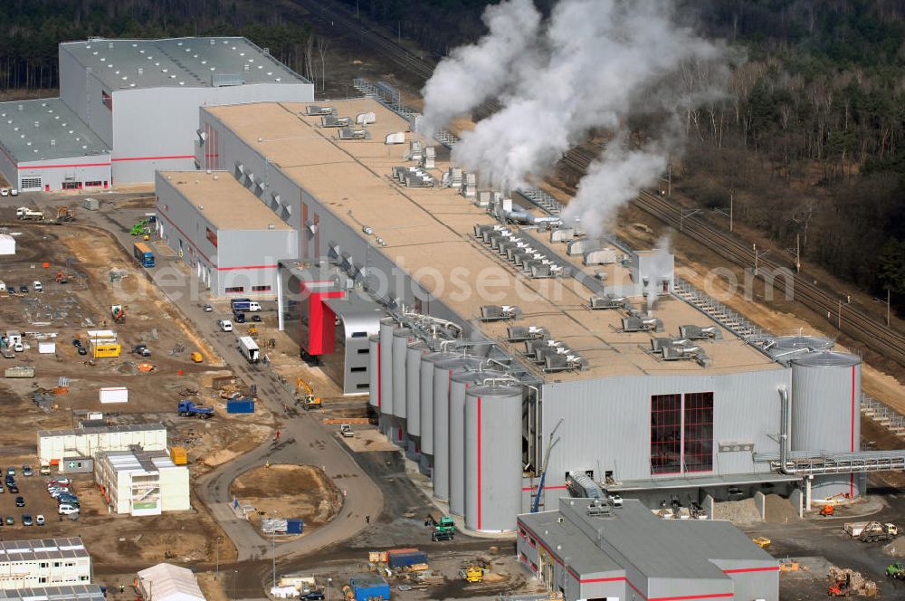 Eisenhüttenstadt from the bird's eye view: Blick auf den Neubau der Fabrik für Wellpappenrohpapiere der Propapier PM2 GmbH der Progroup AG. Das bereits produzierende Werk wird in Eisenhüttenstadt eine Jahresproduktion von 650.000 Jahrestonnen Wellpappenrohpapier erreichen. Eisenhüttenstadt zählt damit zukünftig zu den größten Papierproduktionsstandorten in Europa. View of the new building of the factory for Wellpappeder Progroup AG. Eisenhüttenstadt future, making it one of the largest paper production sites in Europe.