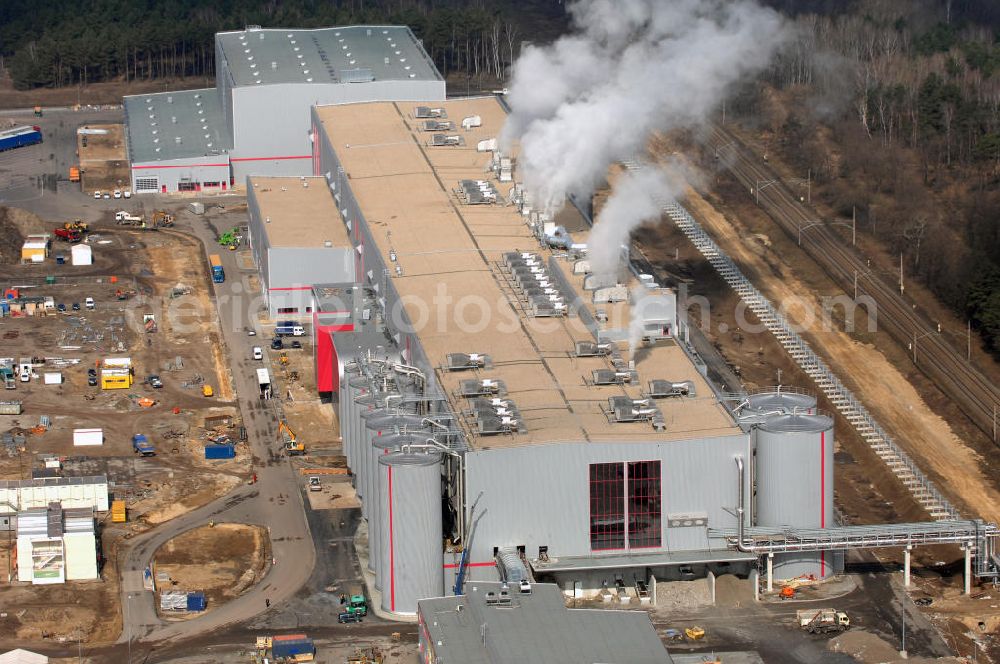 Aerial image Eisenhüttenstadt - Blick auf den Neubau der Fabrik für Wellpappenrohpapiere der Propapier PM2 GmbH der Progroup AG. Das bereits produzierende Werk wird in Eisenhüttenstadt eine Jahresproduktion von 650.000 Jahrestonnen Wellpappenrohpapier erreichen. Eisenhüttenstadt zählt damit zukünftig zu den größten Papierproduktionsstandorten in Europa. View of the new building of the factory for Wellpappeder Progroup AG. Eisenhüttenstadt future, making it one of the largest paper production sites in Europe.