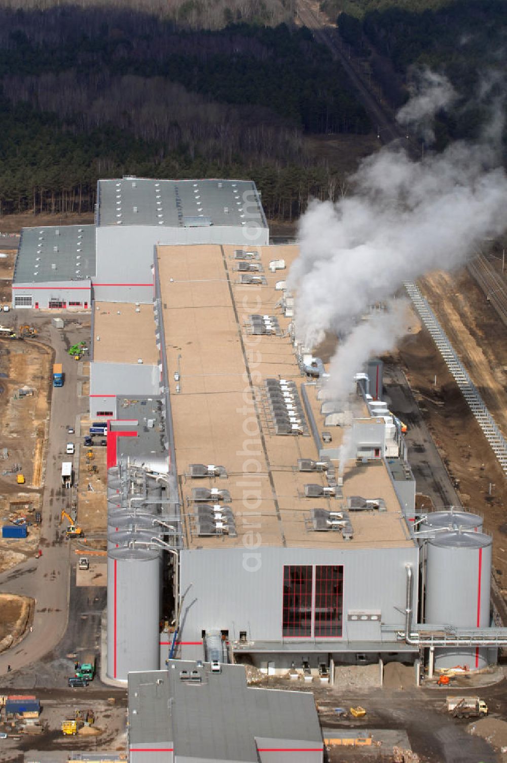 Aerial photograph Eisenhüttenstadt - Blick auf den Neubau der Fabrik für Wellpappenrohpapiere der Propapier PM2 GmbH der Progroup AG. Das bereits produzierende Werk wird in Eisenhüttenstadt eine Jahresproduktion von 650.000 Jahrestonnen Wellpappenrohpapier erreichen. Eisenhüttenstadt zählt damit zukünftig zu den größten Papierproduktionsstandorten in Europa. View of the new building of the factory for Wellpappeder Progroup AG. Eisenhüttenstadt future, making it one of the largest paper production sites in Europe.