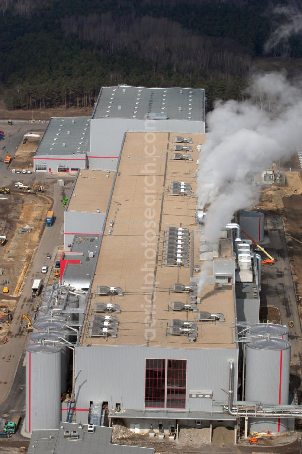 Eisenhüttenstadt from above - Blick auf den Neubau der Fabrik für Wellpappenrohpapiere der Propapier PM2 GmbH der Progroup AG. Das bereits produzierende Werk wird in Eisenhüttenstadt eine Jahresproduktion von 650.000 Jahrestonnen Wellpappenrohpapier erreichen. Eisenhüttenstadt zählt damit zukünftig zu den größten Papierproduktionsstandorten in Europa. View of the new building of the factory for Wellpappeder Progroup AG. Eisenhüttenstadt future, making it one of the largest paper production sites in Europe.