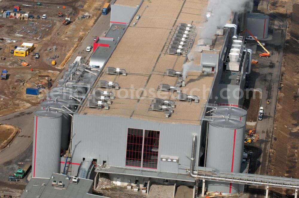 Eisenhüttenstadt from the bird's eye view: Blick auf den Neubau der Fabrik für Wellpappenrohpapiere der Propapier PM2 GmbH der Progroup AG. Das bereits produzierende Werk wird in Eisenhüttenstadt eine Jahresproduktion von 650.000 Jahrestonnen Wellpappenrohpapier erreichen. Eisenhüttenstadt zählt damit zukünftig zu den größten Papierproduktionsstandorten in Europa. View of the new building of the factory for Wellpappeder Progroup AG. Eisenhüttenstadt future, making it one of the largest paper production sites in Europe.