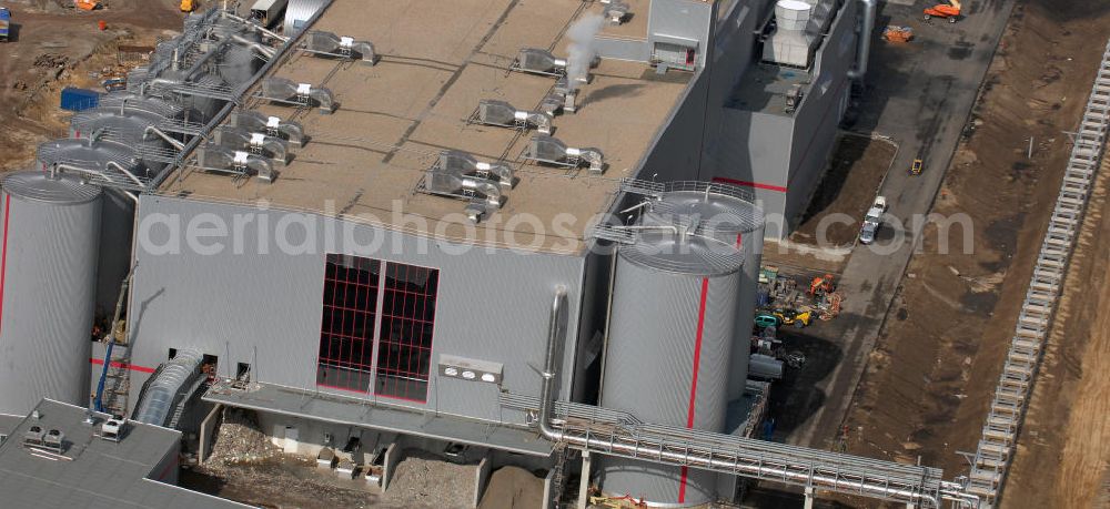 Aerial image Eisenhüttenstadt - Blick auf den Neubau der Fabrik für Wellpappenrohpapiere der Propapier PM2 GmbH der Progroup AG. Das bereits produzierende Werk wird in Eisenhüttenstadt eine Jahresproduktion von 650.000 Jahrestonnen Wellpappenrohpapier erreichen. Eisenhüttenstadt zählt damit zukünftig zu den größten Papierproduktionsstandorten in Europa. View of the new building of the factory for Wellpappeder Progroup AG. Eisenhüttenstadt future, making it one of the largest paper production sites in Europe.