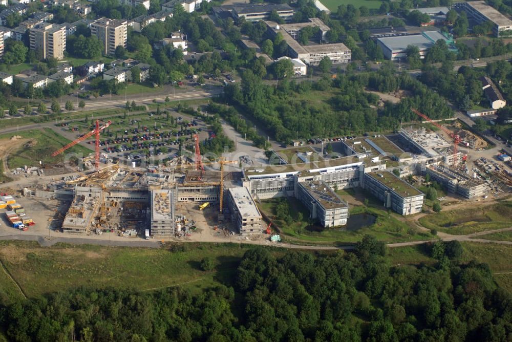 Koblenz from the bird's eye view: Blick auf den zweiten Bauabschnitt des Neubaus der Fachhochschule Koblenz. Postanschrift: Fachhochschule Koblenz,Rheinau 3-4,D-56075 Koblenz-Oberwerth,Telefon: +49 261 9528-0,Telefax : +49 261 9528-567,E-Mail : praesidialbuero@fh-koblenz.de,http://