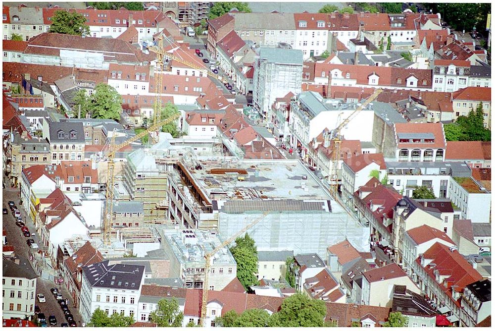 Aerial photograph Potsdam - Neubau Karstadt Kaufhaus Potsdam an der Brandenburger Straße. Karstadt Immobilien AG (Pressesprecher: Erich Jeske 0911 / 14 - 23459 oder - 22224, 0911 / 14-24330,erich.jeske@quelle.de), Projektsteuerung: Josef Esch Vermögensverwaltungs GmbH (022419870, info@jefp.biz, Fr Stassen), Firma Ernst Jung (0302547121350, carola.voelkner@de.gy.com, Fr. Völkner), Hochtief Erfurt (0331743440, katrin.toepfer@hochtief.de, Fr. Toepfer), Fassade:Firma Roland Schulze (0331296816, info@baudenkmalpflege.de, Fr. Schulze).