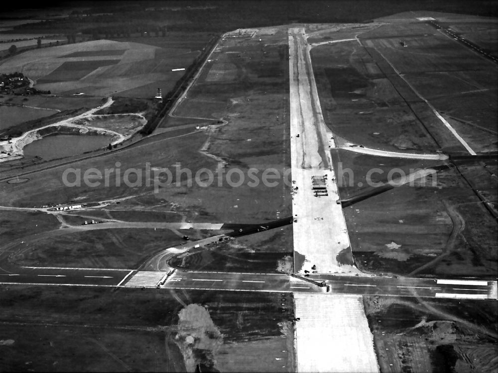 Aerial photograph Düsseldorf - Construction site of Runway with hangar taxiways and terminals on the grounds of the airport in Duesseldorf in the state North Rhine-Westphalia, Germany