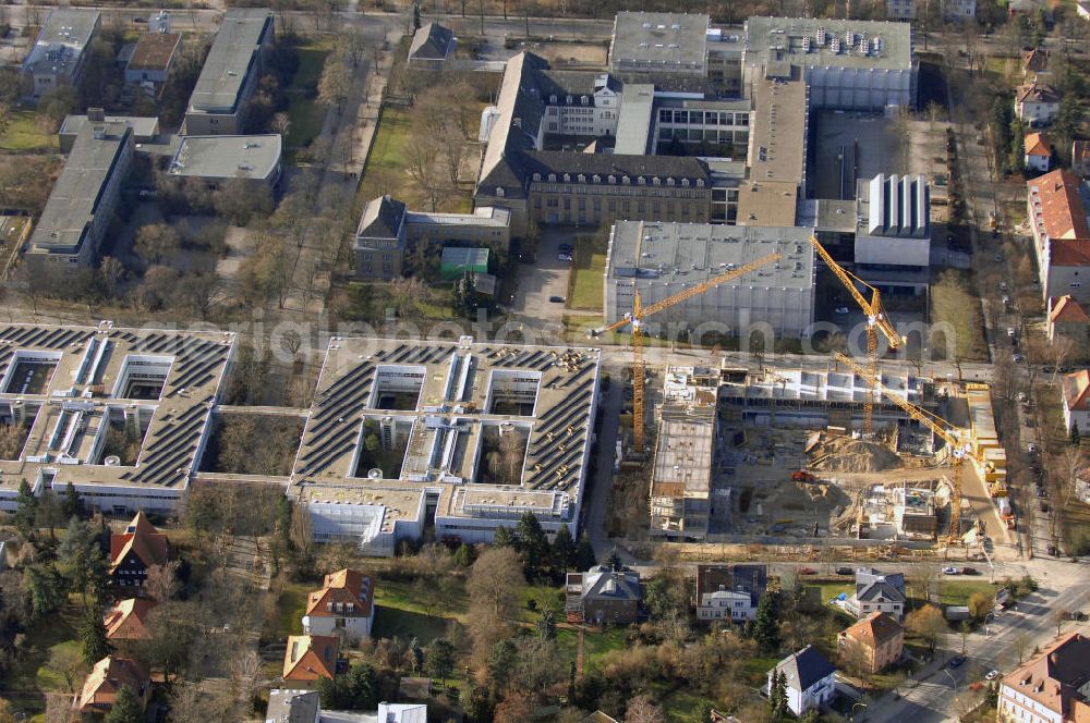 Aerial photograph Berlin - Blick auf den Neubau der Freien Universität. Die FU Berlin ist die größte der vier Universitäten Berlins. Seit ihrer Gründung 1948 gehört sie auch zu den großen Deutschlands und zählt als Eliteuniversität. Aktuell lernen hier ca. 34.000 Studenten außerdem sind 4.871 Mitarbeiter beschäftigt, davon 415 Professoren. Verantwortlich für den Bau sind Foster and Partners London. Kontakt: Foster + Partners, Riverside, 22 Hester Road, London, SW11 4AN, United Kingdom, enquiries@fosterandpartners.com. Bauherr ist die Senatsverwaltung für Stadtentwicklung Berlin. Senatsverwaltung für Stadtentwicklung, Bereich Kommunikation, Württembergische Straße 6, 10707 Berlin, Tel.: 030 9012-6821.