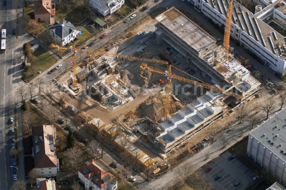 Berlin from the bird's eye view: Blick auf den Neubau der Freien Universität. Die FU Berlin ist die größte der vier Universitäten Berlins. Seit ihrer Gründung 1948 gehört sie auch zu den großen Deutschlands und zählt als Eliteuniversität. Aktuell lernen hier ca. 34.000 Studenten außerdem sind 4.871 Mitarbeiter beschäftigt, davon 415 Professoren. Verantwortlich für den Bau sind Foster and Partners London. Kontakt: Foster + Partners, Riverside, 22 Hester Road, London, SW11 4AN, United Kingdom, enquiries@fosterandpartners.com. Bauherr ist die Senatsverwaltung für Stadtentwicklung Berlin. Senatsverwaltung für Stadtentwicklung, Bereich Kommunikation, Württembergische Straße 6, 10707 Berlin, Tel.: 030 9012-6821.