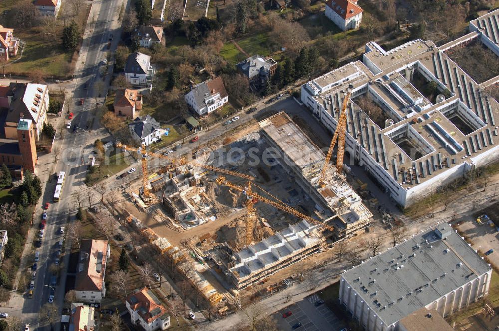 Aerial image Berlin - Blick auf den Neubau der Freien Universität. Die FU Berlin ist die größte der vier Universitäten Berlins. Seit ihrer Gründung 1948 gehört sie auch zu den großen Deutschlands und zählt als Eliteuniversität. Aktuell lernen hier ca. 34.000 Studenten außerdem sind 4.871 Mitarbeiter beschäftigt, davon 415 Professoren. Verantwortlich für den Bau sind Foster and Partners London. Kontakt: Foster + Partners, Riverside, 22 Hester Road, London, SW11 4AN, United Kingdom, enquiries@fosterandpartners.com. Bauherr ist die Senatsverwaltung für Stadtentwicklung Berlin. Senatsverwaltung für Stadtentwicklung, Bereich Kommunikation, Württembergische Straße 6, 10707 Berlin, Tel.: 030 9012-6821.