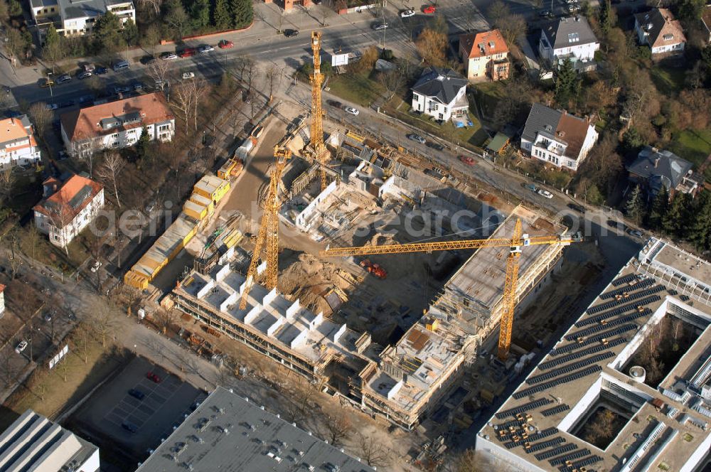 Berlin from above - Blick auf den Neubau der Freien Universität. Die FU Berlin ist die größte der vier Universitäten Berlins. Seit ihrer Gründung 1948 gehört sie auch zu den großen Deutschlands und zählt als Eliteuniversität. Aktuell lernen hier ca. 34.000 Studenten außerdem sind 4.871 Mitarbeiter beschäftigt, davon 415 Professoren. Verantwortlich für den Bau sind Foster and Partners London. Kontakt: Foster + Partners, Riverside, 22 Hester Road, London, SW11 4AN, United Kingdom, enquiries@fosterandpartners.com. Bauherr ist die Senatsverwaltung für Stadtentwicklung Berlin. Senatsverwaltung für Stadtentwicklung, Bereich Kommunikation, Württembergische Straße 6, 10707 Berlin, Tel.: 030 9012-6821.