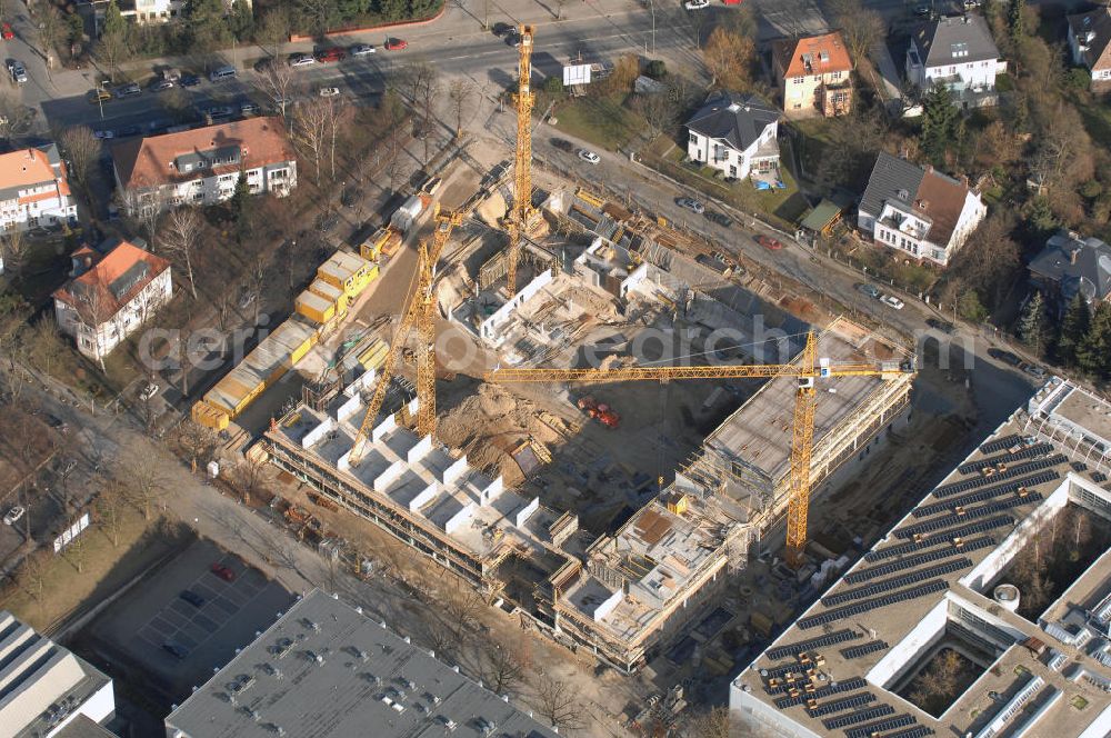 Berlin from the bird's eye view: Blick auf den Neubau der Freien Universität. Die FU Berlin ist die größte der vier Universitäten Berlins. Seit ihrer Gründung 1948 gehört sie auch zu den großen Deutschlands und zählt als Eliteuniversität. Aktuell lernen hier ca. 34.000 Studenten außerdem sind 4.871 Mitarbeiter beschäftigt, davon 415 Professoren. Verantwortlich für den Bau sind Foster and Partners London. Kontakt: Foster + Partners, Riverside, 22 Hester Road, London, SW11 4AN, United Kingdom, enquiries@fosterandpartners.com. Bauherr ist die Senatsverwaltung für Stadtentwicklung Berlin. Senatsverwaltung für Stadtentwicklung, Bereich Kommunikation, Württembergische Straße 6, 10707 Berlin, Tel.: 030 9012-6821.