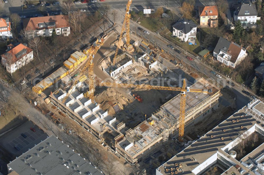 Aerial image Berlin - Blick auf den Neubau der Freien Universität. Die FU Berlin ist die größte der vier Universitäten Berlins. Seit ihrer Gründung 1948 gehört sie auch zu den großen Deutschlands und zählt als Eliteuniversität. Aktuell lernen hier ca. 34.000 Studenten außerdem sind 4.871 Mitarbeiter beschäftigt, davon 415 Professoren. Verantwortlich für den Bau sind Foster and Partners London. Kontakt: Foster + Partners, Riverside, 22 Hester Road, London, SW11 4AN, United Kingdom, enquiries@fosterandpartners.com. Bauherr ist die Senatsverwaltung für Stadtentwicklung Berlin. Senatsverwaltung für Stadtentwicklung, Bereich Kommunikation, Württembergische Straße 6, 10707 Berlin, Tel.: 030 9012-6821.