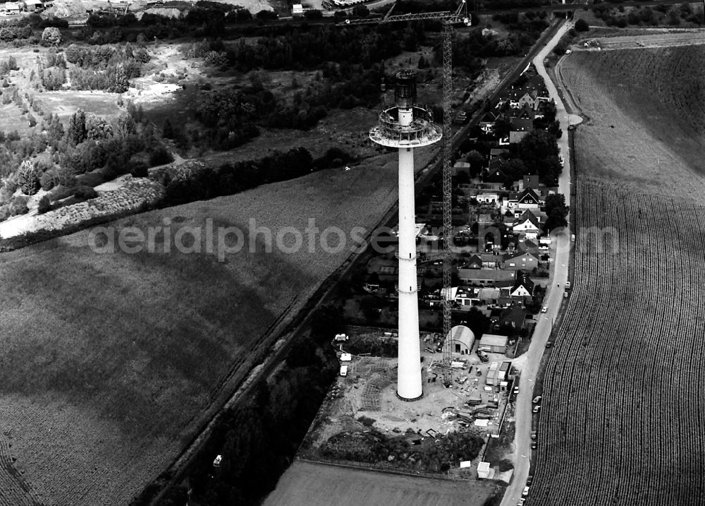 Moers from the bird's eye view: Construction Site TV- TOWER and transmission system as basic network transmitter in the district Meerbeck in Moers in the state North Rhine-Westphalia, Germany