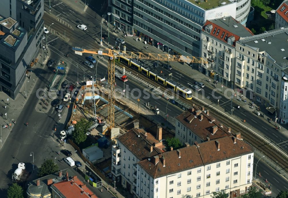 Berlin from the bird's eye view: Construction site of the publishing complex of the press and media house of Suhrkamp Verlag between Torstrasse and Linienstrasse - Rosa-Luxemburg-Strasse in the district Mitte in Berlin, Germany