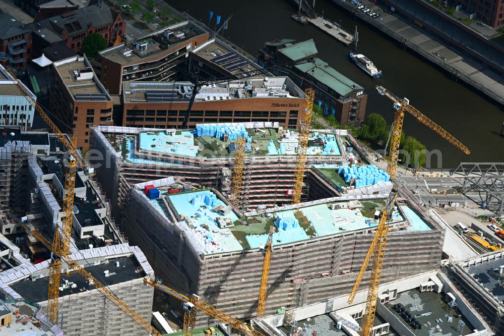 Aerial photograph Hamburg - Construction site for the new building complex of the shopping center at Ueberseequartier at Chicagokai - Osakaallee in the Hafencity district in the district Kleiner Grasbrook in Hamburg, Germany