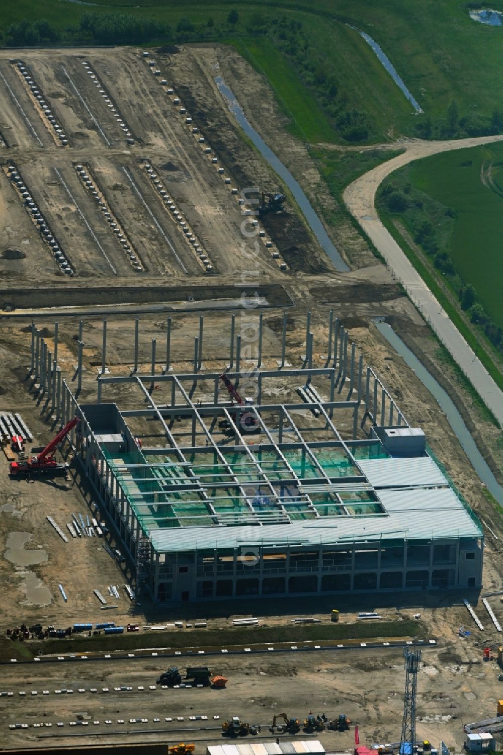 Rostock from the bird's eye view: Construction site to build a new building complex on the site of the logistics center Amazon zwischen Barkenstrasse and Containerstrasse in the district Hinrichsdorf in Rostock in the state Mecklenburg - Western Pomerania, Germany