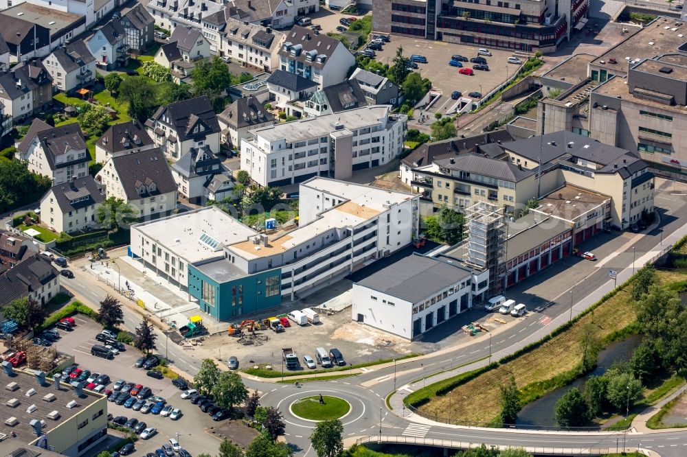 Meschede from the bird's eye view: Building of the retirement home Rinschen Park of the company Siedlungs- und Baugenossenschaft Meschede eG aswell as the building complex of the volunteer fire brigade of Meschede beneath the roads Fritz-Honsel-Strasse and Muehlenweg and the river Ruhr in Meschede in the state North Rhine-Westphalia