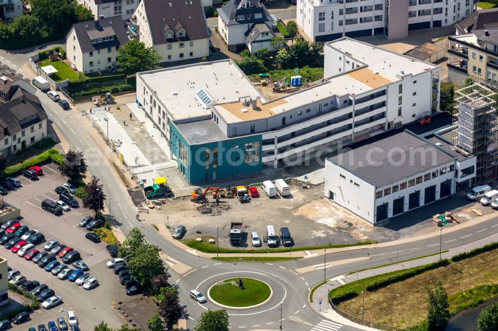 Aerial photograph Meschede - Building of the retirement home Rinschen Park of the company Siedlungs- und Baugenossenschaft Meschede eG aswell as the building complex of the volunteer fire brigade of Meschede beneath the roads Fritz-Honsel-Strasse and Muehlenweg and the river Ruhr in Meschede in the state North Rhine-Westphalia