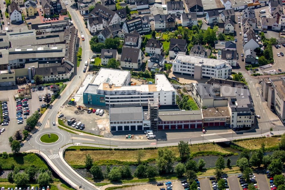 Meschede from above - Building of the retirement home Rinschen Park of the company Siedlungs- und Baugenossenschaft Meschede eG aswell as the building complex of the volunteer fire brigade of Meschede beneath the roads Fritz-Honsel-Strasse and Muehlenweg and the river Ruhr in Meschede in the state North Rhine-Westphalia