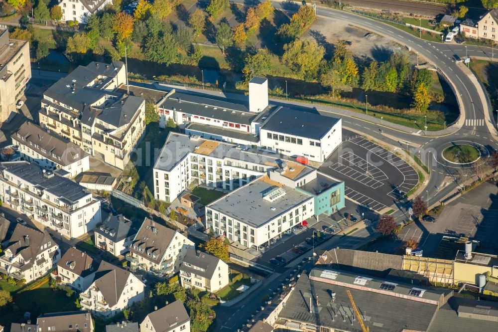 Aerial image Meschede - Building of the retirement home Rinschen Park of the company Siedlungs- und Baugenossenschaft Meschede eG aswell as the building complex of the volunteer fire brigade of Meschede beneath the roads Fritz-Honsel-Strasse and Muehlenweg and the river Ruhr in Meschede in the state North Rhine-Westphalia