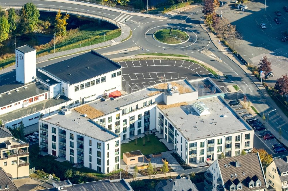 Aerial photograph Meschede - Building of the retirement home Rinschen Park of the company Siedlungs- und Baugenossenschaft Meschede eG aswell as the building complex of the volunteer fire brigade of Meschede beneath the roads Fritz-Honsel-Strasse and Muehlenweg and the river Ruhr in Meschede in the state North Rhine-Westphalia