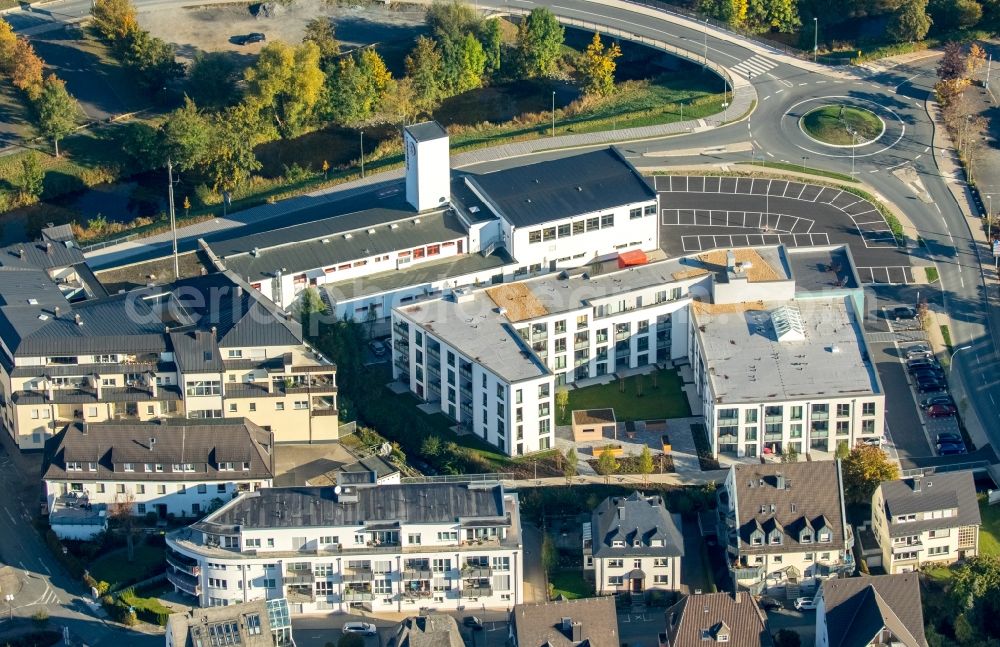 Meschede from above - Building of the retirement home Rinschen Park of the company Siedlungs- und Baugenossenschaft Meschede eG aswell as the building complex of the volunteer fire brigade of Meschede beneath the roads Fritz-Honsel-Strasse and Muehlenweg and the river Ruhr in Meschede in the state North Rhine-Westphalia