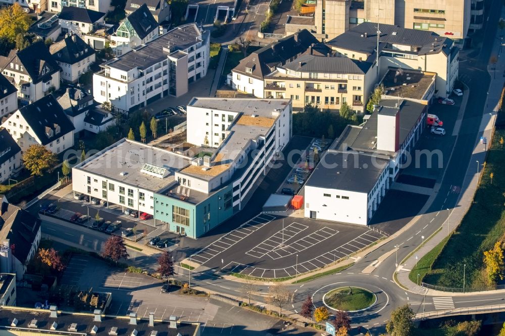 Aerial photograph Meschede - Building of the retirement home Rinschen Park of the company Siedlungs- und Baugenossenschaft Meschede eG aswell as the building complex of the volunteer fire brigade of Meschede beneath the roads Fritz-Honsel-Strasse and Muehlenweg and the river Ruhr in Meschede in the state North Rhine-Westphalia