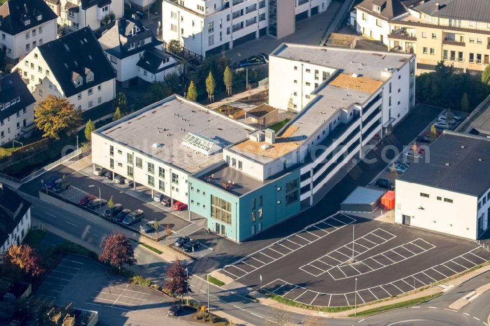 Meschede from above - Building of the retirement home Rinschen Park of the company Siedlungs- und Baugenossenschaft Meschede eG aswell as the building complex of the volunteer fire brigade of Meschede beneath the roads Fritz-Honsel-Strasse and Muehlenweg and the river Ruhr in Meschede in the state North Rhine-Westphalia