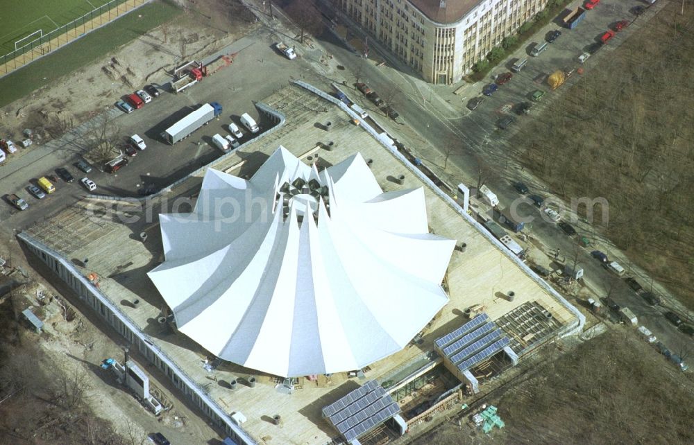 Aerial photograph Berlin - Construction site of Event and music-concert grounds of the Arena Tempodrom on Moeckernstrasse in the district Kreuzberg in Berlin, Germany