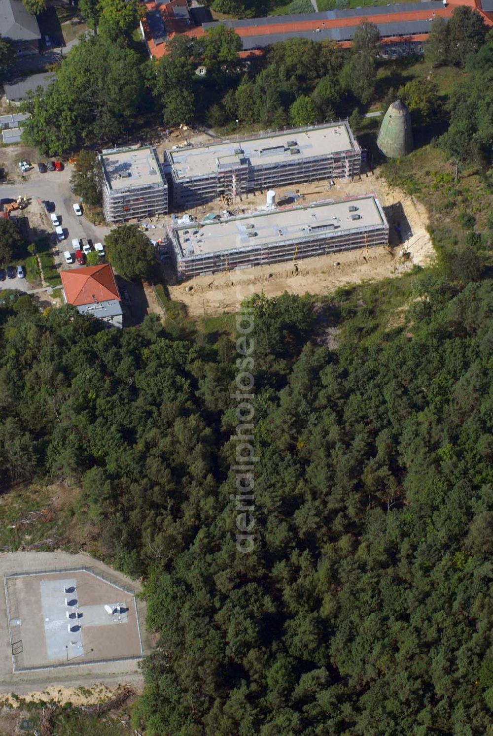 Aerial image Geltow - Blick auf den Neubau auf dem Gelände der Henning-von-Tresckow- Kaserne. Alle Einsätze deutscher Streitkräfte nationalen oder multinational werden grundsätzlich vom Einsatzführungskommando in Geltow bei Potsdam geplant und geführt. Es ist damit die operative Führungsebene der Bundeswehr und gibt als einzige Dienststelle der Bundeswehr nationale Weisungen an die Führer der Kontingente in den Einsatzgebieten.