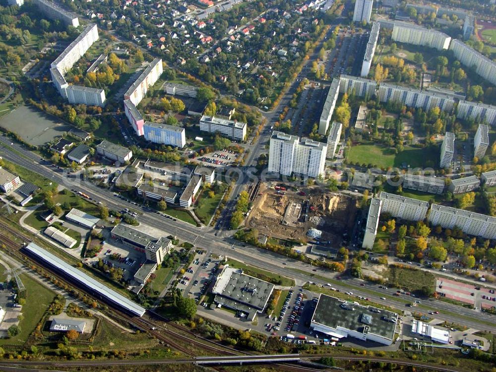 Aerial image Berlin - Marzahn - 20.10.2004 Blick auf den Neubau eines Geschäftshauses an der Poelchaustr./ Märkische Allee in Berlin- Marzahn. Ein Projekt der Fa. RWG I Bauschutt Recycling GmbH Mohriner Allee 119 12347 Berlin. 030 70193220